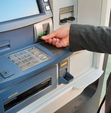 Yargıtay: ATM’de unutulan karttan para çekmek hırsızlık suçu kapsamında