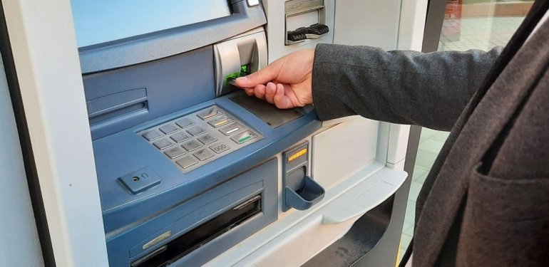 Yargıtay: ATM’de unutulan karttan para çekmek hırsızlık suçu kapsamında