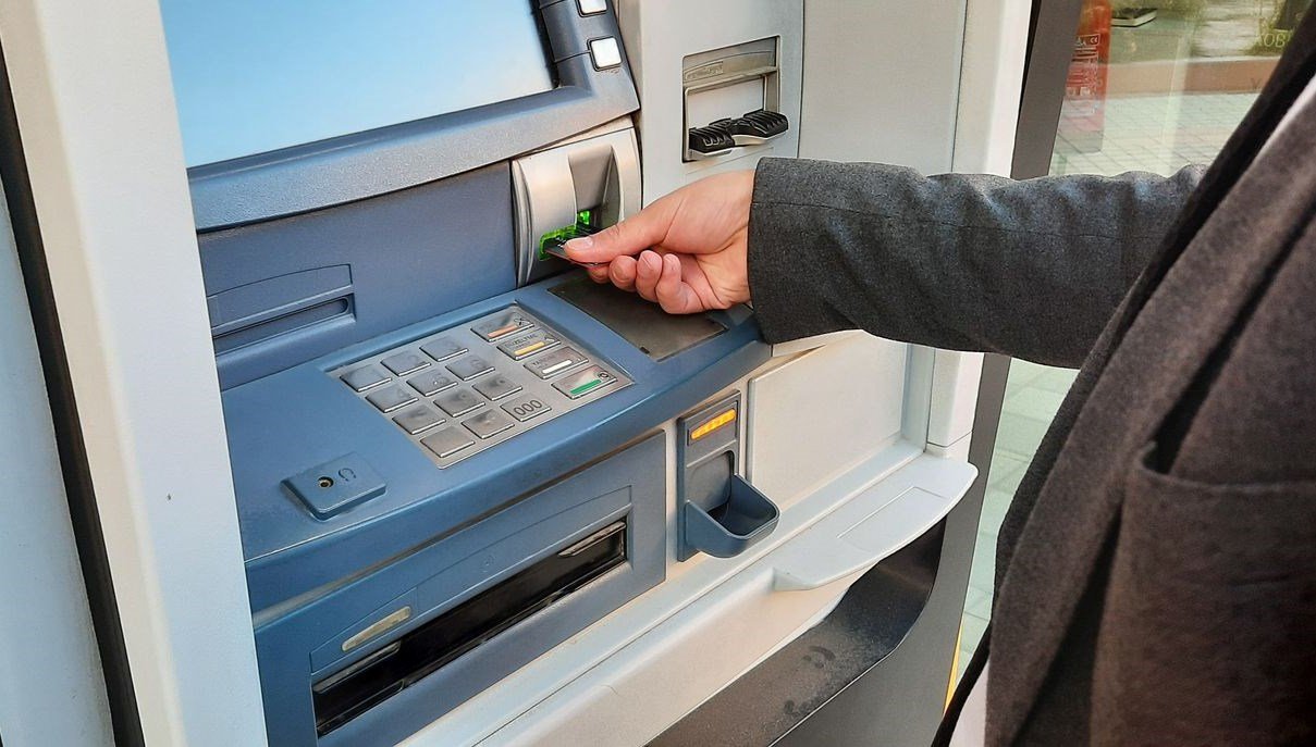 Yargıtay: ATM’de unutulan karttan para çekmek hırsızlık suçu kapsamında