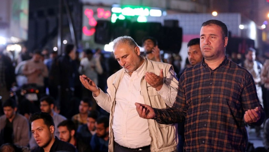 Tahran’da halk, Reisi ve diğer yetkililerin sağ bulunması için dua ediyor
