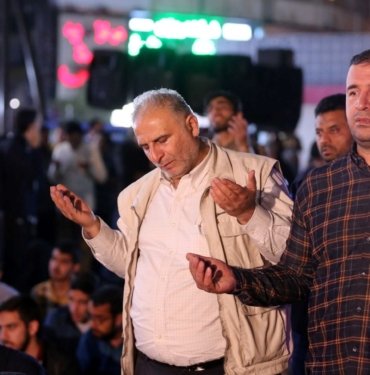 Tahran’da halk, Reisi ve diğer yetkililerin sağ bulunması için dua ediyor