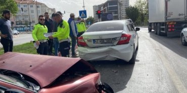 Kırmızı ışıkta bekleyen otomobile çarptı: 3 yaralı