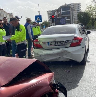 Kırmızı ışıkta bekleyen otomobile çarptı: 3 yaralı