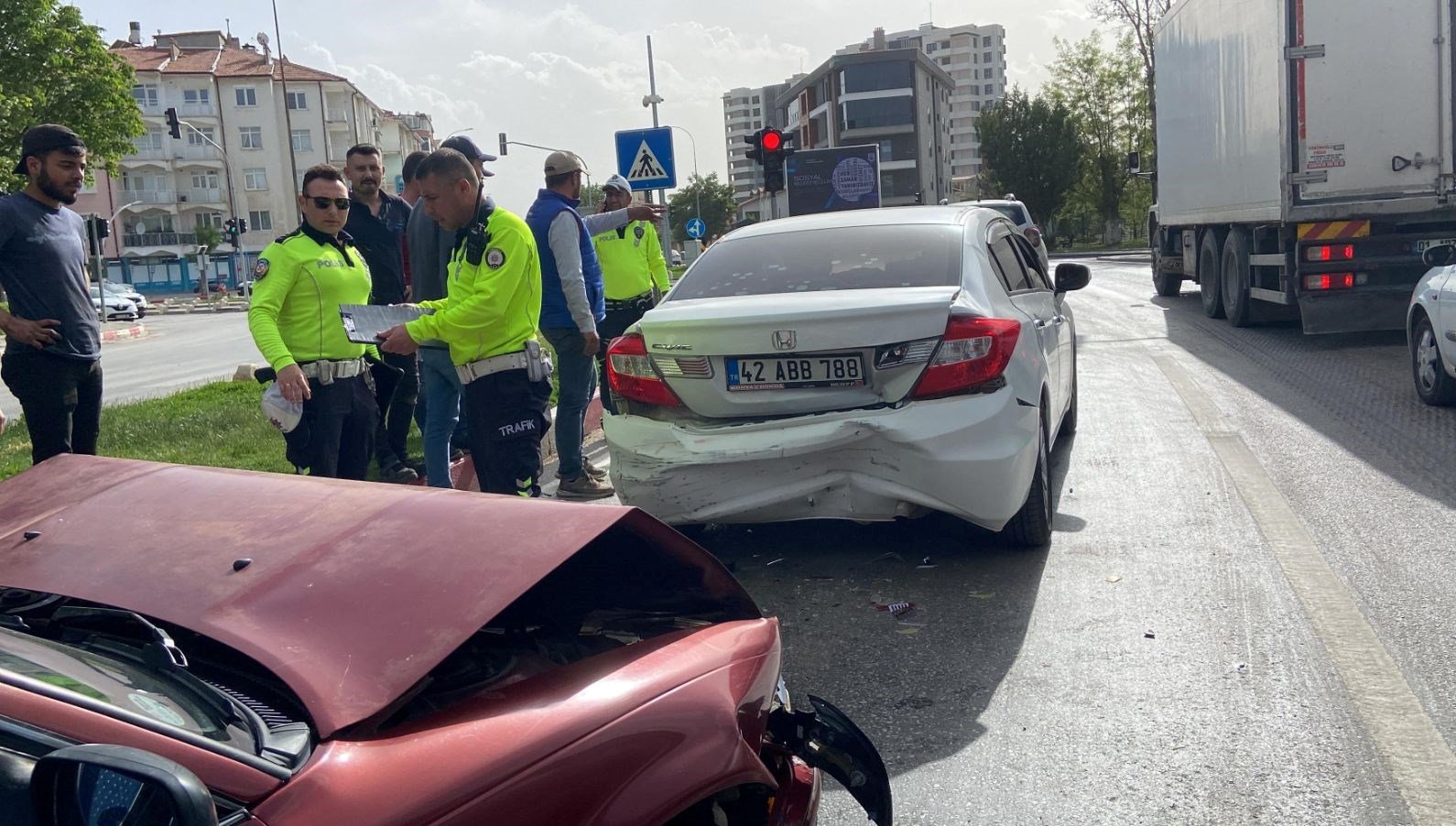 Kırmızı ışıkta bekleyen otomobile çarptı: 3 yaralı