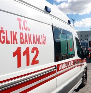 Suya düşen paraşütçüyü kurtarmak isterken canından oldu