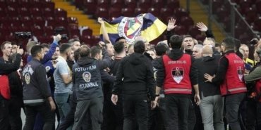 Fenerbahçe galibiyet sonrası Galatasaray stadının ortasında bayrak açtı, engellemeye çalışanlar darp edildi