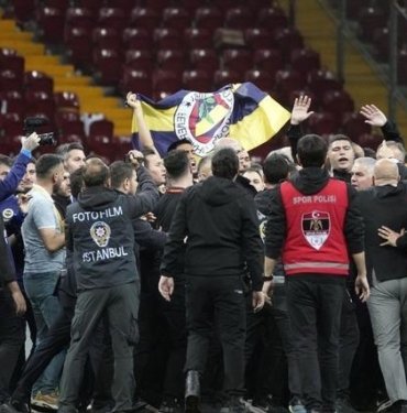Fenerbahçe galibiyet sonrası Galatasaray stadının ortasında bayrak açtı, engellemeye çalışanlar darp edildi