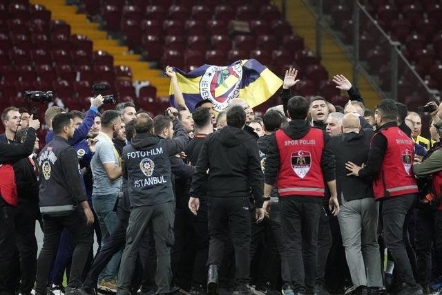 Fenerbahçe galibiyet sonrası Galatasaray stadının ortasında bayrak açtı, engellemeye çalışanlar darp edildi