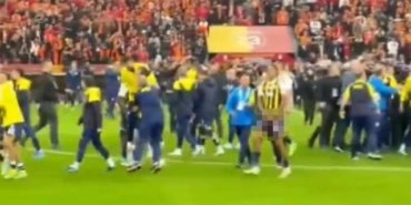 Fenerbahçeli futbolcu Jayden Oosterwolde, Galatasaray taraftarına cinsel organını gösterdi!