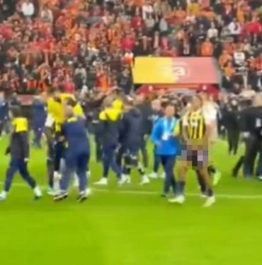 Fenerbahçeli futbolcu Jayden Oosterwolde, Galatasaray taraftarına cinsel organını gösterdi!