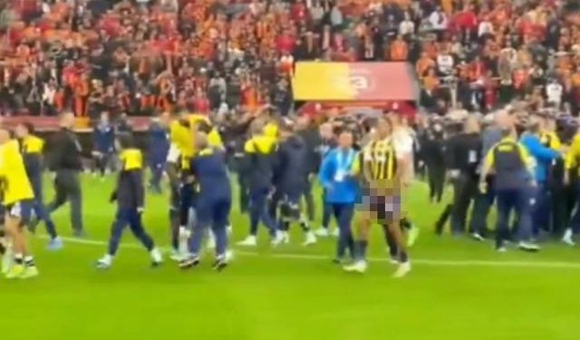 Fenerbahçeli futbolcu Jayden Oosterwolde, Galatasaray taraftarına cinsel organını gösterdi!