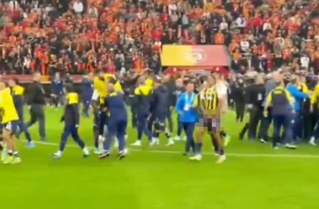 Fenerbahçeli futbolcu Jayden Oosterwolde, Galatasaray taraftarına cinsel organını gösterdi!