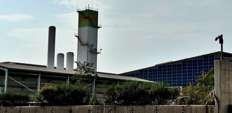 Demir çelik tesisinde kireç silosu devrildi: 2 ölü