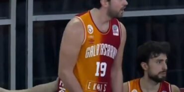 Galatasaraylı Buğrahan Tuncer çılgına döndü! Tribünlere hareket çekti, hakemler soyunma odasına gitti