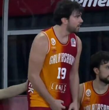 Galatasaraylı Buğrahan Tuncer çılgına döndü! Tribünlere hareket çekti, hakemler soyunma odasına gitti