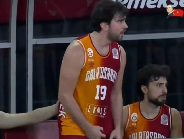 Galatasaraylı Buğrahan Tuncer çılgına döndü! Tribünlere hareket çekti, hakemler soyunma odasına gitti