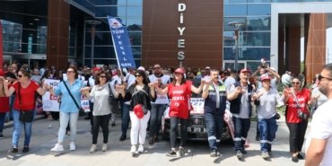 İzmir Bayraklı’da eksik maaş krizi: Belediye işçileri yolu kapattı