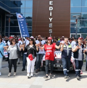 İzmir Bayraklı’da eksik maaş krizi: Belediye işçileri yolu kapattı