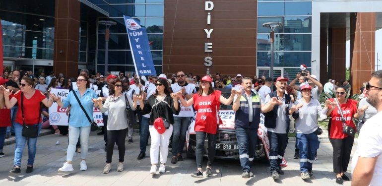 İzmir Bayraklı’da eksik maaş krizi: Belediye işçileri yolu kapattı