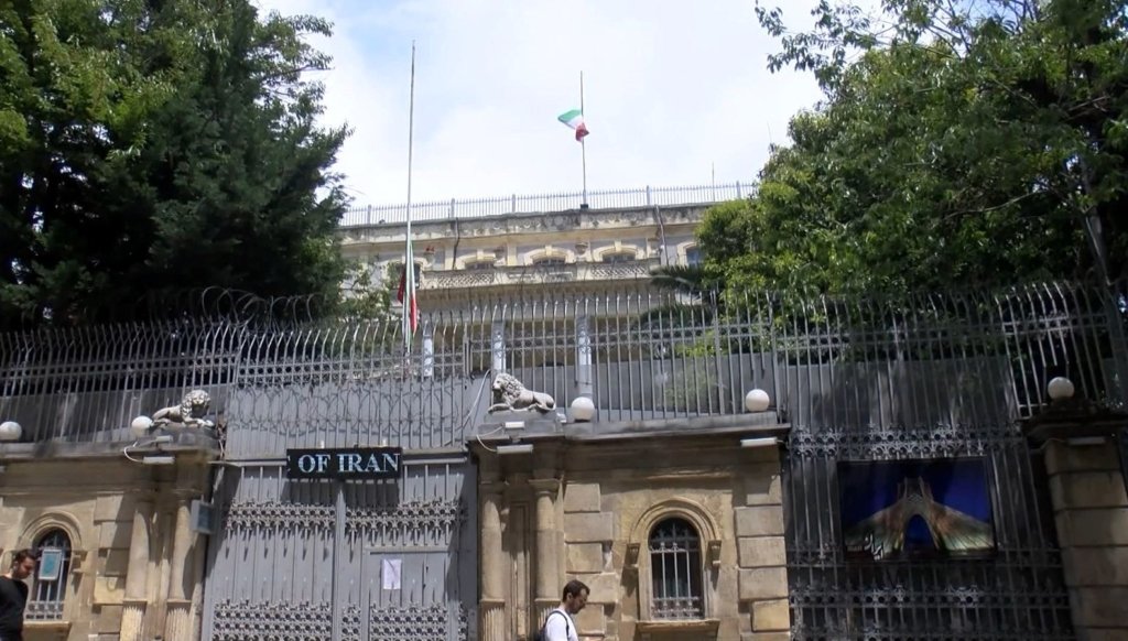 İran İstanbul Başkonsolosluğu’nda bayraklar yarıya indi