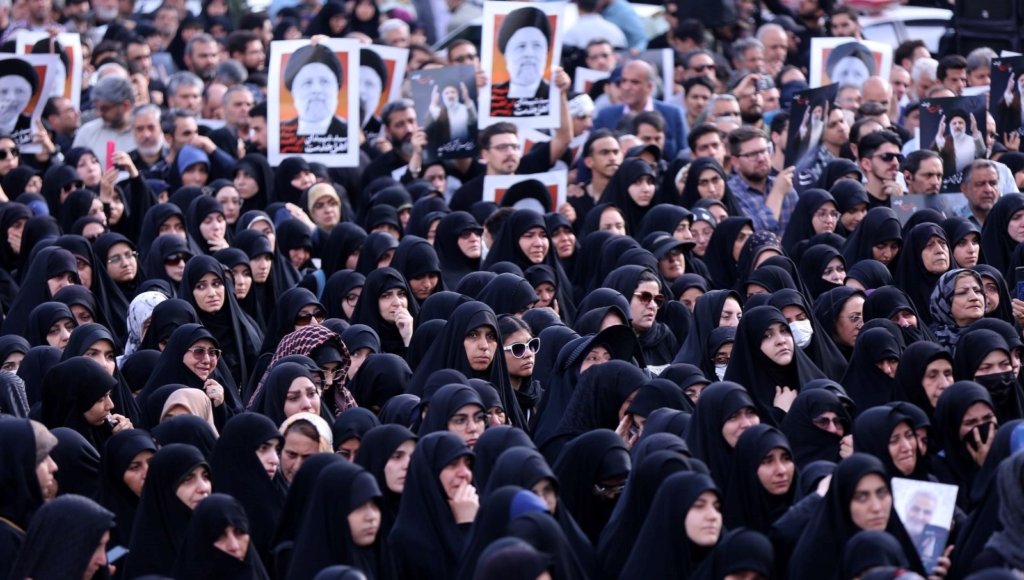 İran Reisi’nin yasını tutuyor
