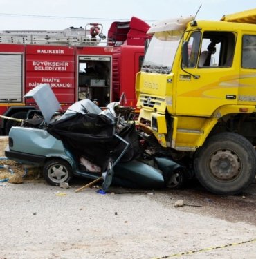 Köpeğe çarpmamak için manevra yaptı: Kamyonun altında kağıt gibi ezildi
