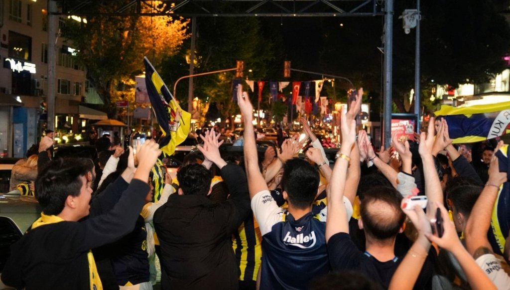 Fenerbahçe yatırımcısı borsada galibiyeti kutluyor