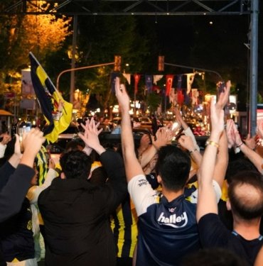 Fenerbahçe yatırımcısı borsada galibiyeti kutluyor