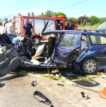 Otomobil karşı şeride geçip kamyonla çarpıştı: 1 ölü, 1 yaralı