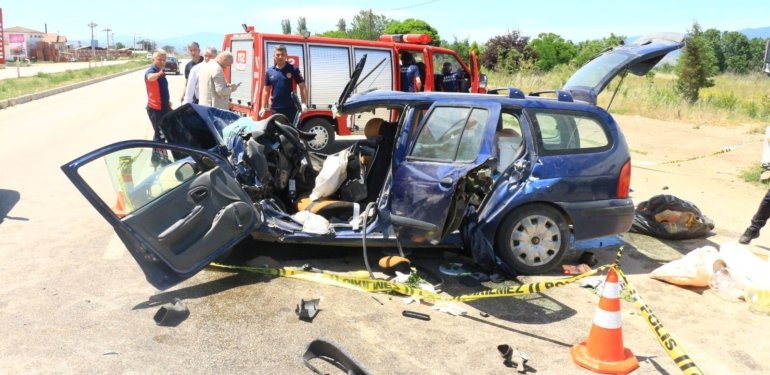 Otomobil karşı şeride geçip kamyonla çarpıştı: 1 ölü, 1 yaralı