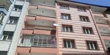 Yaşlı kadın metrelerce yükseklikten aracın tavanına düştü