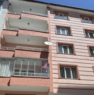 Yaşlı kadın metrelerce yükseklikten aracın tavanına düştü
