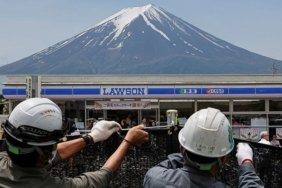 Japonları bıktıran turist akını: Fuji Dağı manzarası branda ile kapatıldı