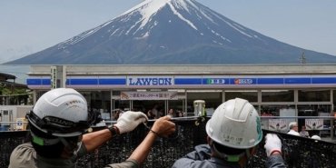 Japonları bıktıran turist akını: Fuji Dağı manzarası branda ile kapatıldı