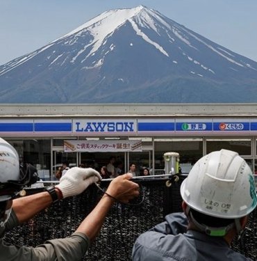 Japonları bıktıran turist akını: Fuji Dağı manzarası branda ile kapatıldı
