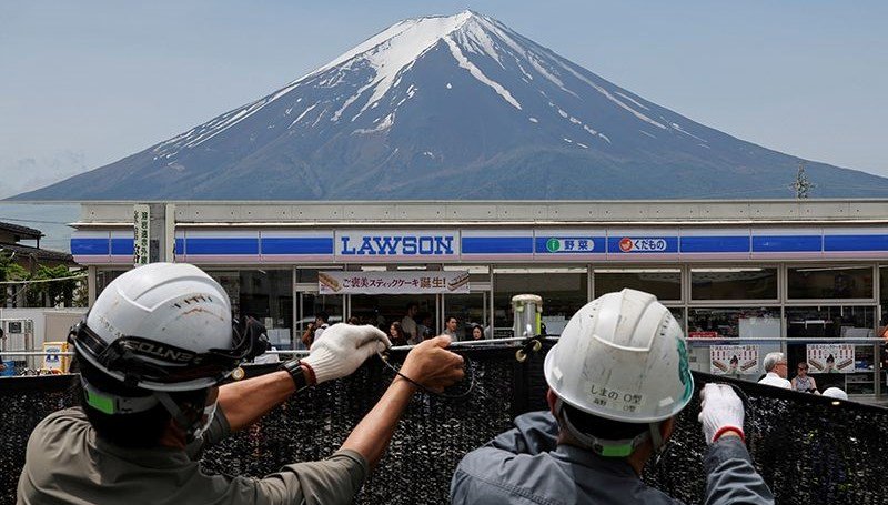 Japonları bıktıran turist akını: Fuji Dağı manzarası branda ile kapatıldı