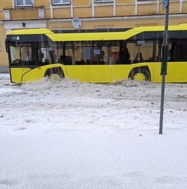 Polonya’da sağanak yağış ve dolu hayatı felç etti
