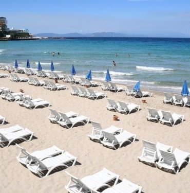 Kuşadası’nın halk plajlarında şemsiye ve şezlonglar artık ücretsiz
