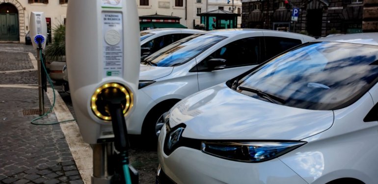 Elektrikli otomobiller yayalar için tehlikeli mi?
